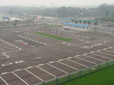 一個標準的停車場有多少停車位啊